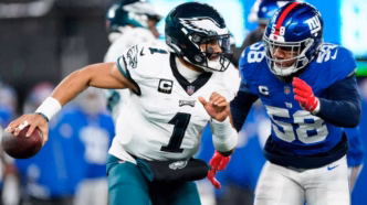 Jogadores de Philadelphia Eagles e New York Giants em campo.