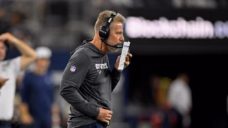 Matt Eberflus, coordenador defensivo dos Dallas Cowboys, orientando a equipe.