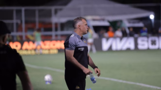 Eduardo Baptista, técnico do Criciúma, em entrevista coletiva analisando o desempenho da equipe.