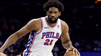 Joel Embiid em ação, com destaque para a temporada da NBA.