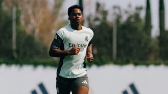 Endrick com a camisa do Real Madrid em campo, em jogo da temporada.