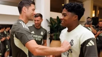Endrick, atacante brasileiro, em conversa com o técnico Xabi Alonso durante um jogo do Real Madrid.