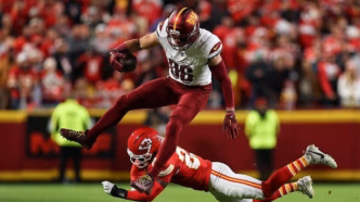 Zach Ertz, tight end dos Washington Commanders, comemora jogada na NFL.