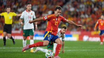 Mikel Oyarzabal em ação durante jogo da Espanha contra a Bulgária pelas Eliminatórias da Copa do Mundo.