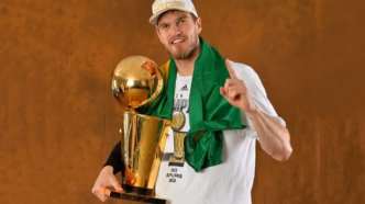 Tiago Splitter comemorando vitória na NBA