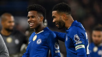 Estêvão comemora gol marcado pelo Chelsea contra o Liverpool na Premier League.