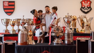 Everton Ribeiro em campo pelo Flamengo, um dos clubes onde fez história.