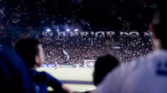 Torcida do Remo vibrando no Estádio do Baenão em jogo da Série B.