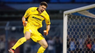 Felipe Longo, goleiro estreante do Corinthians, posicionado em campo.