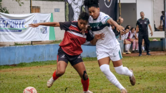Jogadoras de futebol feminino em campo durante partida do Sul-Mato-Grossense entre Pantanal e Taveirópolis. Foto: Rodrigo Moreira/FFMS