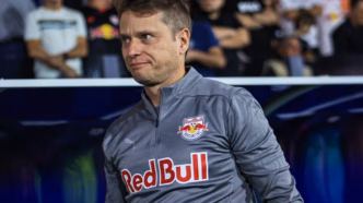 Fernando Seabra, técnico demitido do Bragantino, durante jogo.