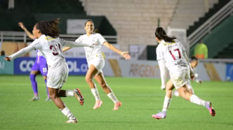 Jogadoras da Ferroviária comemoram um gol conquistado durante a partida da Libertadores Feminina contra o Alianza Lima.