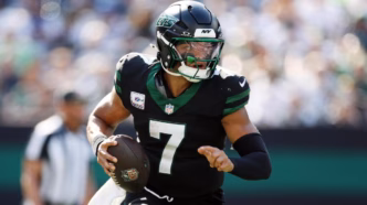 Justin Fields, quarterback dos New York Jets, durante treinamento.