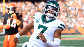 Jogadores dos Patriots celebram vitória sobre os Browns.