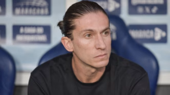 Filipe Luís em campo pelo Flamengo durante uma partida.