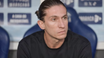 Filipe Luís, técnico do Flamengo, em escalação que preocupa torcida.
