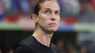 Filipe Luís comandando o Flamengo em jogo do Brasileirão.