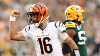 Joe Flacco celebrando após uma jogada.
