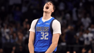 Cooper Flagg comemorando ponto pelo Dallas Mavericks.