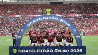 Flamengo perfilado em campo antes da partida contra o Palmeiras no Brasileirão.
