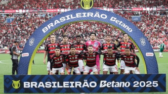Time do Flamengo perfilado em campo antes da partida contra o Palmeiras.