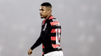 Samuel Lino em ação pelo Flamengo durante a partida contra o Cruzeiro no Maracanã.