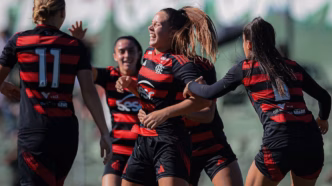 Jogadoras do Flamengo comemoram título do Carioca Feminino Sub-20 após vencer o Fluminense nos pênaltis.