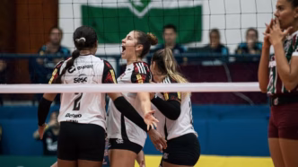 Flamengo e Fluminense em quadra decidindo o Campeonato Carioca de Vôlei Feminino.