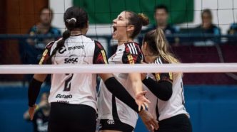 Jogadoras do Sesc RJ Flamengo comemorando ponto na Superliga Feminina de Vôlei.