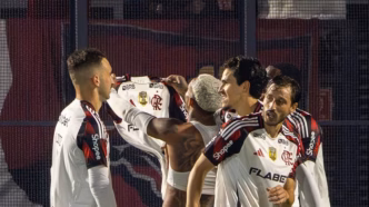 Wesley, ex-Flamengo, comemora gol durante partida.