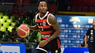 Dee Bost em ação pelo Flamengo no NBB, com Diego Rosa ao fundo