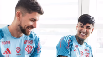 Jogadores do Flamengo Pulgar e Jorginho em treinamento no Ninho do Urubu