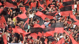 Torcida do Flamengo comemorando no Maracanã durante a partida contra o Palmeiras.