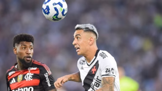 Puma Rodriguez em ação pelo Vasco no Maracanã.