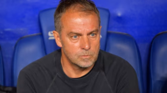 Hansi Flick, técnico do Barcelona, com expressão de frustração após derrota para o PSG na Champions League.