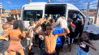Crianças da Cidade de Deus recebem brinquedos doados pelo Fluminense em ação social.
