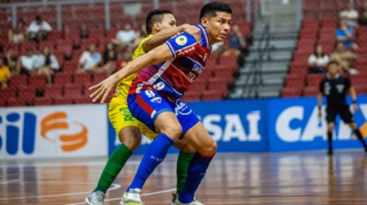 Jogadores de Fortaleza e Piauiense em disputa pela bola nas quartas de final do Campeonato Brasileiro de Futsal.