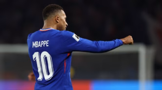 Kylian Mbappé em ação durante a partida entre França e Azerbaijão pelas Eliminatórias da Copa do Mundo.