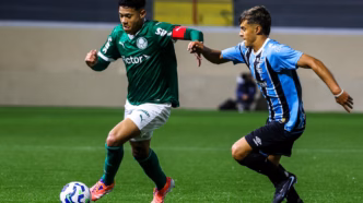 Luis Pacheco, meia do Palmeiras sub-17, em ação.