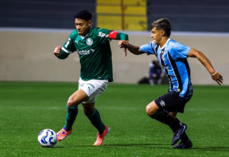 Luis Pacheco, meia do Palmeiras sub-17, em ação.