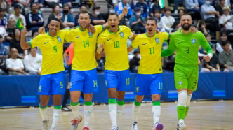 Seleção Brasileira de Futsal comemora gol contra o Japão em amistoso.