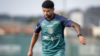 Lucas Ronier, atacante do Coritiba, em ação pelo time.