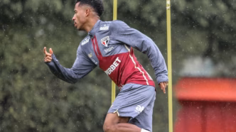 Marcos Antônio em treinamento sob chuva no CT da Barra Funda do São Paulo.