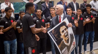 Rayan e Roberto Dinamite em 2022, em uma homenagem do Vasco ao ídolo.