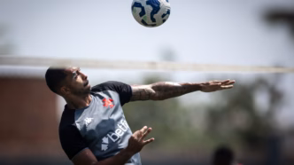 Paulo Henrique em treino do Vasco, pronto para o clássico.