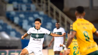 Wallisson, volante do Coritiba, em ação na partida contra o Cuiabá.