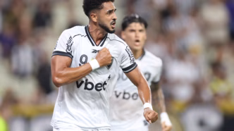 Chris Ramos comemora gol marcado pelo Botafogo contra o Ceará, em partida do Campeonato Brasileiro.