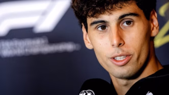 Gabriel Bortoleto em ação durante o GP de Singapura de Fórmula 1.