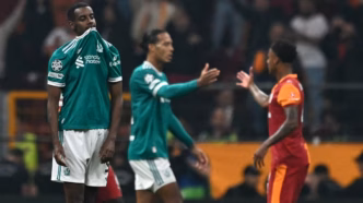 Jogadores lamentam derrota do Liverpool contra o Galatasaray em partida válida pela Champions League.