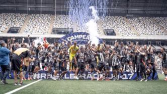 Comemoração do título do Atlético-MG Sub-17 após a vitória sobre o Grêmio.